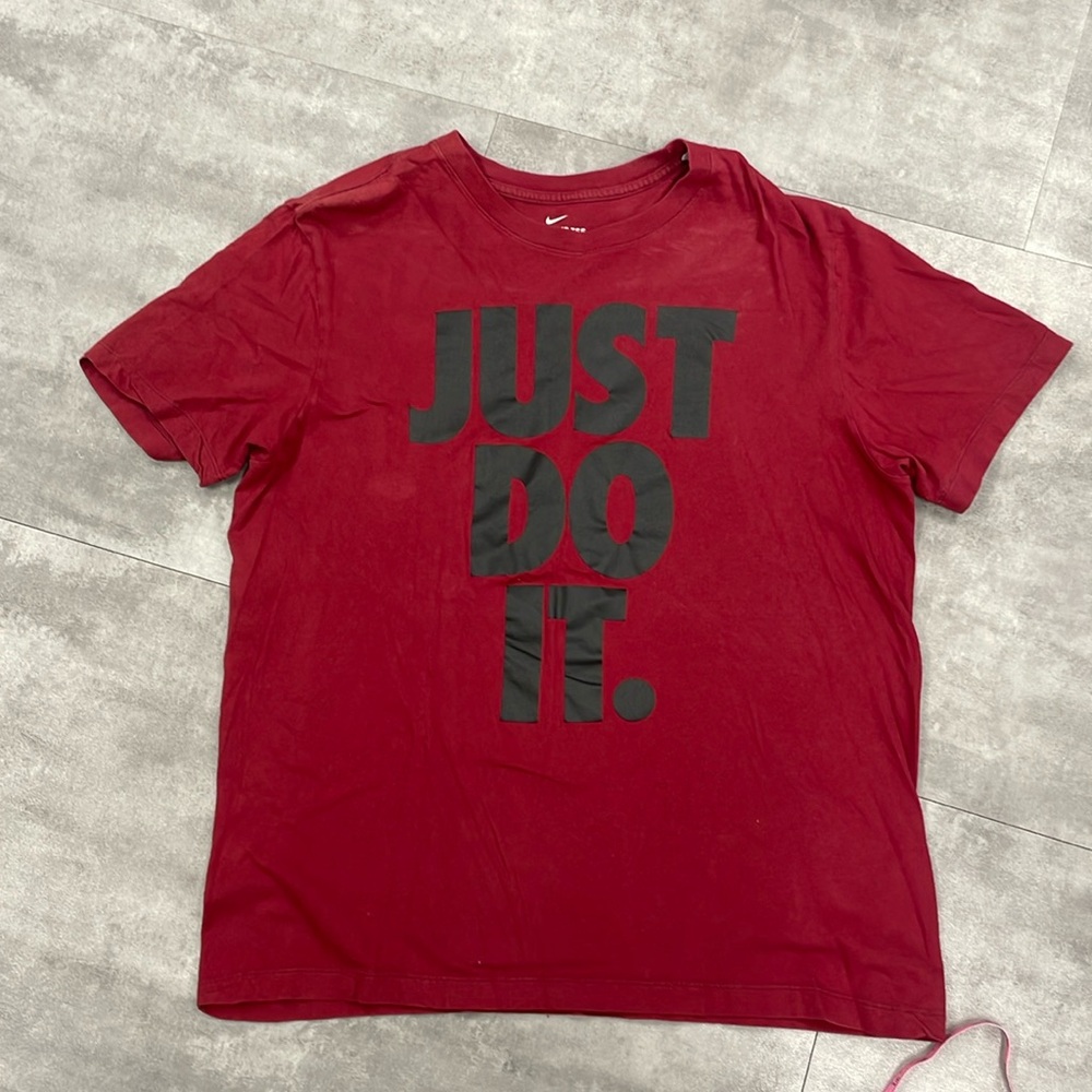 Men’s large Nike T-shirt, Deep wine color